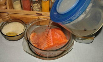 В емкость подходящего размера выложите форель. Залейте рыбу рассолом, чтобы жидкость полностью покрывала форель.