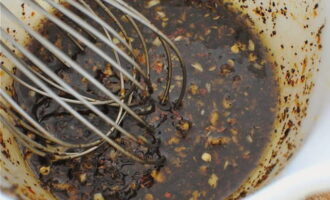 В миске смешайте специи, измельченный чеснок, имбирь, мед, горчицу и соевый соус.