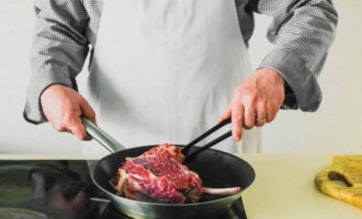 Хорошо разогрейте сковороду, влейте оливковое масло, выложите на нее говядину и жарьте по 2 минуты с каждой стороны на сильном огне.
