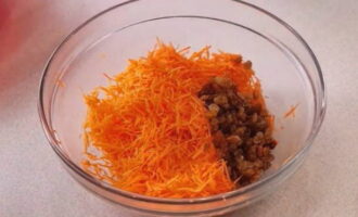 В измельченный оранжевый овощ пересыпаем вымытый изюм.
