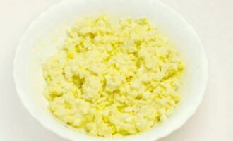 Вареные яйца очень мелко нарежьте или натрите на терке, смешайте их с майонезом.