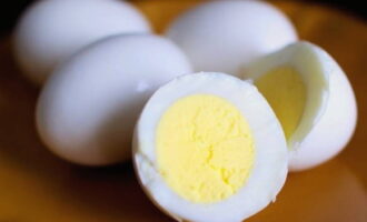 Куриные яйца сварите, остудите, очистите от скорлупы и натрите на терке.