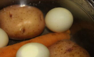 Картофель, морковь и яйца варим, очищаем и также режем кубиками.