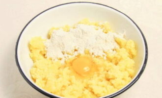 Отварной картофель разминаем в пюре, добавляем яйцо и три столовые ложки муки. Хорошо перемешиваем.