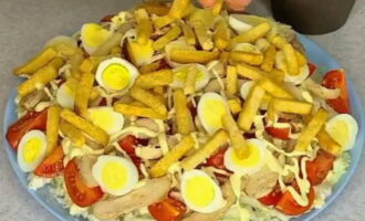 Затем разложите поверх курицы, разрезанные половинками отваренные перепелиные яйца. Салат посыпьте измельченным на крупной терке твердым сыром и сухариками. Праздничное блюдо готово. Его сразу подавайте к столу.