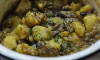 Затем в кастрюлю к картофелю добавляем лук с грибами. Кладем соус томатный, лавровый лист, соль по вкусу. Закрываем крышкой и тушим до полной готовности картофеля.