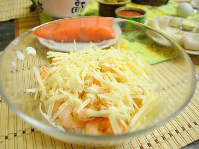 Салат с креветками, кальмарами и красной икрой — 4 пошаговых рецепта