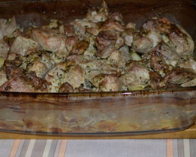 Сочное жаркое из свинины с картошкой в глиняных горшочках