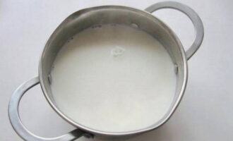 Когда макароны будут готовы, всыпьте ванильный сахар, влейте молоко и доведите суп до кипения. 