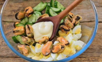 Салат с мидиями и морепродуктами