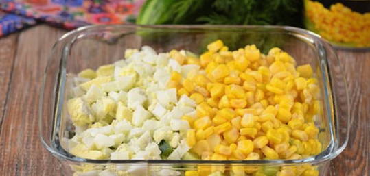 Салат с курицей и кукурузой – 10 пошаговых рецептов