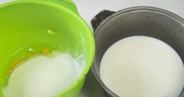 Крем пломбир для торта на молоке и кукурузном крахмале с яйцами.