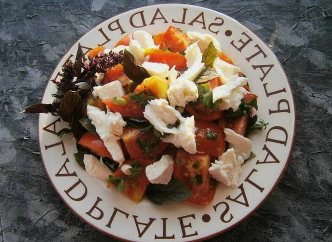 Салат с моцареллой и помидорами – 8 пошаговых рецептов