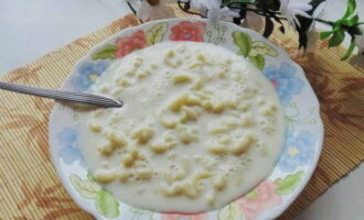 Добавьте в молочный суп сливочное масло, перемешайте и подавайте его к столу. Легкий и питательный супчик подойдет для завтрака и обеда.