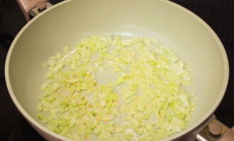 Прогреваем сковороду с растительным маслом и жарим в нем репчатый лук.