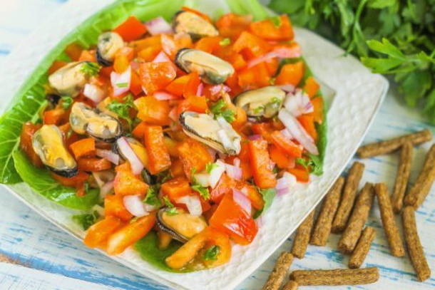 Салат с мидиями – 10 вкусных рецептов в домашних условиях с пошаговыми фото