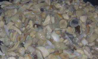 К обжаренному луку перекладываем грибы и жарим их, не закрывая сковородку крышкой, до полного выпаривания грибного сока. К концу жарки начинку солим по своему вкусу.