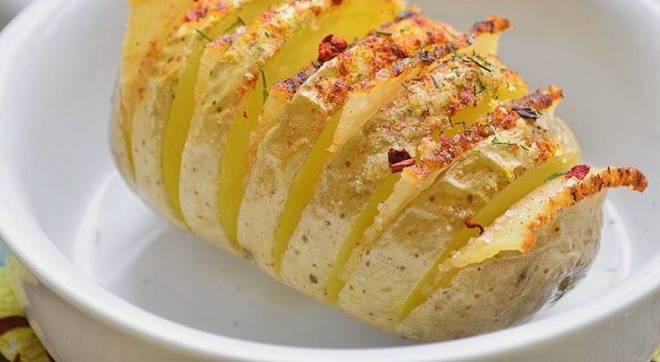 Картошка-гармошка с колбасой и сыром в духовке — рецепт с фото пошагово