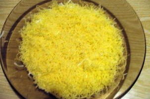 Сыр натрите на мелкой или средней терке, посыпьте им салат, этот слой также промажьте майонезом.