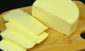 По истечении времени домашний сыр полностью готов к употреблению. Приятного аппетита!