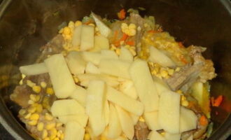 Очищенный картофель нарезаем небольшими брусочками и добавляем к остальным ингредиентам.