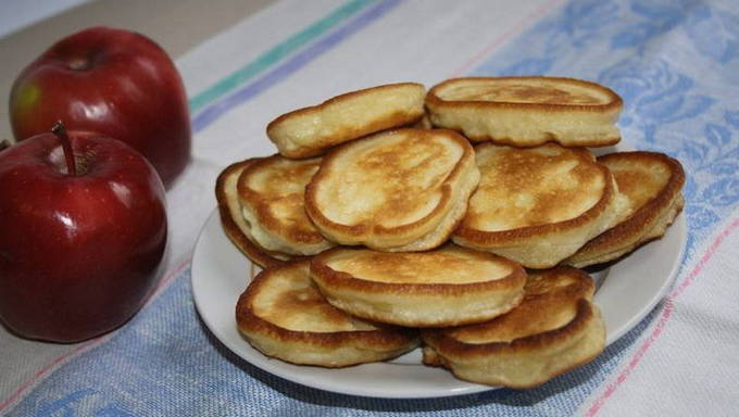 Пышные оладьи с яблоками на кефире на сковороде