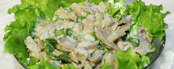 Салат с курицей, грибами и грецкими орехами