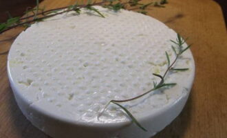Готовый сыр посолите по вкусу или замочите в солевом растворе. Соотношение соли и воды: 3 столовые ложки на литр воды, замачивать следует на срок от 2 до 5 дней. Храните адыгейский сыр в холодильнике.