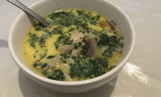 Приготовленный суп из шампиньонов с плавленым сыром и картофелем разливаем в тарелки и подаем к столу. Приятного аппетита!