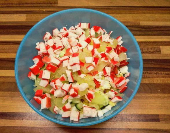 Салат с крабовыми палочками и ананасом – 5 пошаговых рецептов