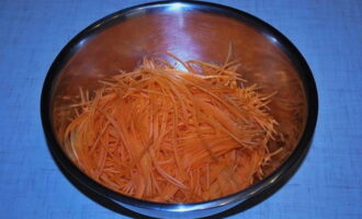 Морковь по-корейски подается с пигоди в качестве вкусного дополнения. Морковь очистите и натрите ее на специальной терке.