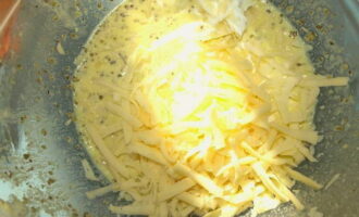 В посуду с оставшимся соусом налейте сливки, добавьте к ним остальную сметану, измельченный на крупной терке сыр, соль и перец по своему вкусу, и все хорошо перемешайте.