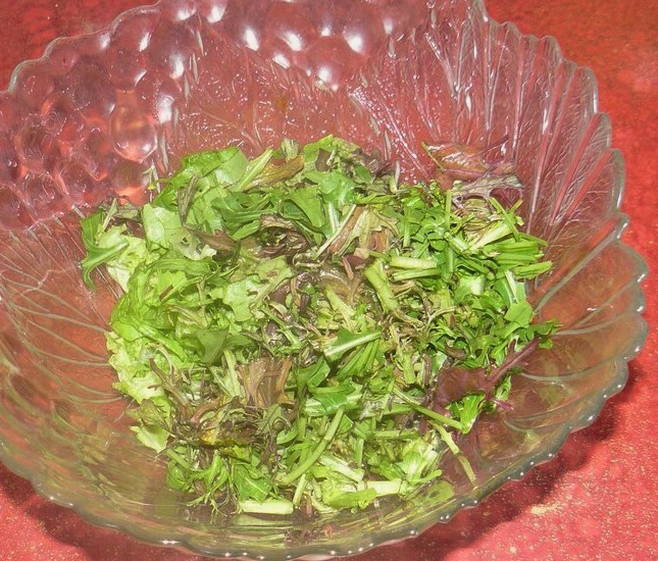 2. Свежий салат с морским коктейлем, овощами и зеленью