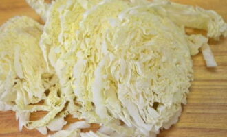 Как приготовить простой и вкусный салат без майонеза на праздничный стол? Промытый и обсушенный кочан пекинской капусты шинкуем тонкими полосками.