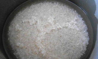 Полстакана риса отвариваем в подсоленной воде до полуготовности, после откидываем на дуршлаг, позволяя стечь излишкам жидкости. 
