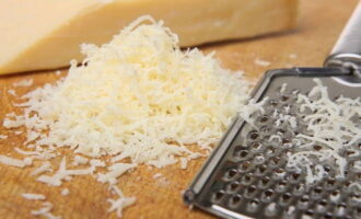 Кусочек сыра также натираем на терке со стороны мелких отверстий.