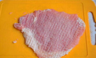 Отбивные из свинины в духовке приготовить очень просто. Свинину нарежьте тонкими пластами и отбейте их кухонным молотком.