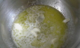 Приготовим соус: в сотейнике растапливаем сливочное масло с добавлением слайсов чеснока, томим несколько минут и вынимаем зубки. 
