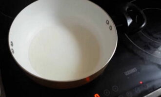 В стакане холодной воды растворяются по одной чайной ложке соли с уксусом и две чайные ложки сахара. Растительное масло хорошо накаляется в сковородке.