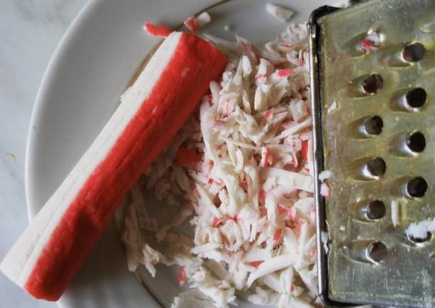 Рафаэлло из крабовых палочек — 5 пошаговых рецептов закуски