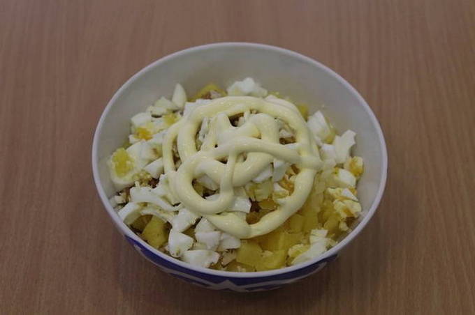 Салат с ананасом и курицей с сыром и яйцом
