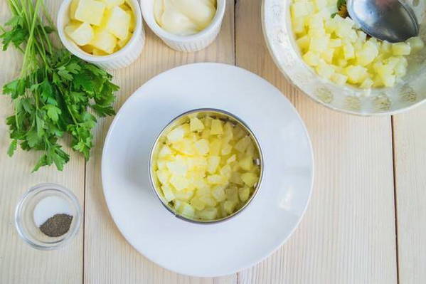 Салат с курицей, ананасом и грецким орехом — 6 пошаговых рецептов
