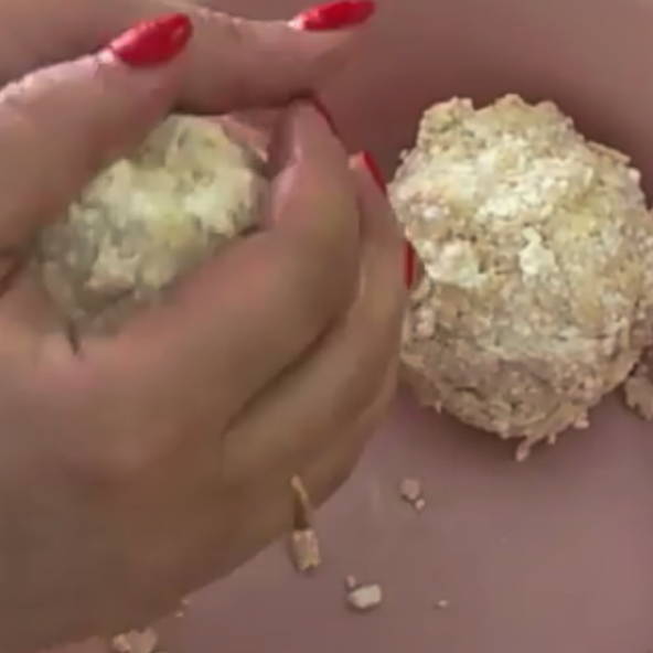 Рафаэлло из крабовых палочек — 5 пошаговых рецептов закуски