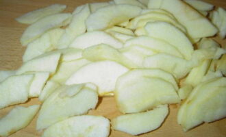 Несколько яблок очищаем от кожицы и семенной коробочки, нарезаем пластинками средней толщины.