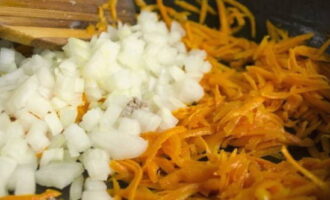 На растительном масле пассеруем морковку, затем добавляем лук. 