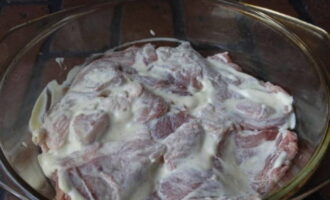 Снова смазываем соусом.