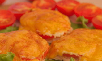 Через 25 минут у вас на столе будут ароматные и аппетитные куриные отбивные с помидорами и сыром.