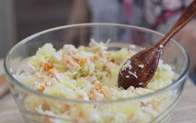 Салат с курицей, ананасом и грецким орехом — 6 пошаговых рецептов