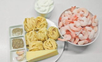 Как приготовить вкусную пасту с креветками в сливочном соусе? Сразу подготовьте все продукты для этого блюда согласно рецепту.