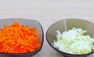 Теперь очередь лука и моркови. Сначала их нужно очистить, а затем вымыть и измельчить. Луковицу нарезать мелкими кусочками, а морковь натереть на терке или также нарезать. 